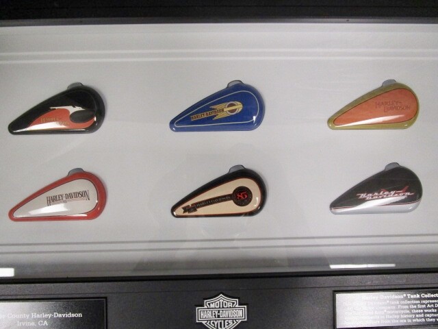 希少！ハーレーダビッドソンのタンクディスプレイ！ Harley Davidson Collectible Historical Mini Gas Tank Set - In