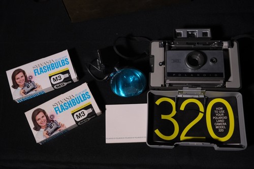 Vintage Automatic Polaroid Land Camera 320 with Case, Flash & Flashbulbs - Picture 2 of 13