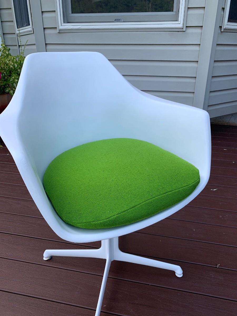 VTG WHITE BURKE FIBERGLASS SHELL CHAIR SWIVEL PROPELLER TULIP