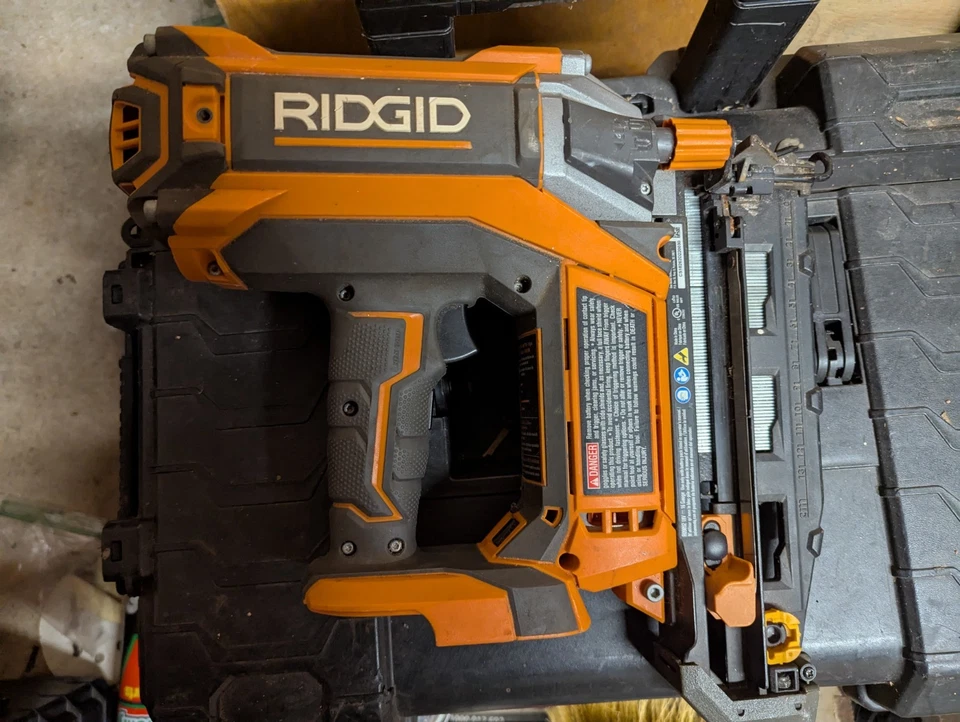 RIDGID Brad Nailer R09890 - 18V sem fio - ¿63325-4 - Imagem 2 de 3