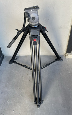 CARTONI Focus F100 Fluid Head with 2 Stage 3 Tube Ultra-Light Tripod - READ