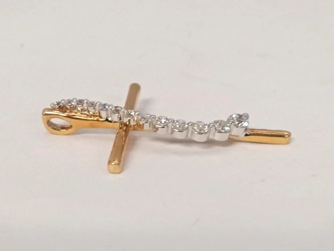 (MA2) Colgante Cruz Diamante Graduado Oro 14k Dos Tonos 2.8 Gramos Damas 1-1/2" Foto 4 de 4