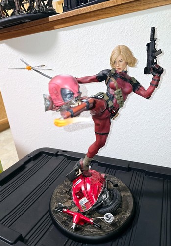 Sideshow Premium Format Exclusive Deadpool Exclusive 1/4 Scale Statue - Picture 3 of 24