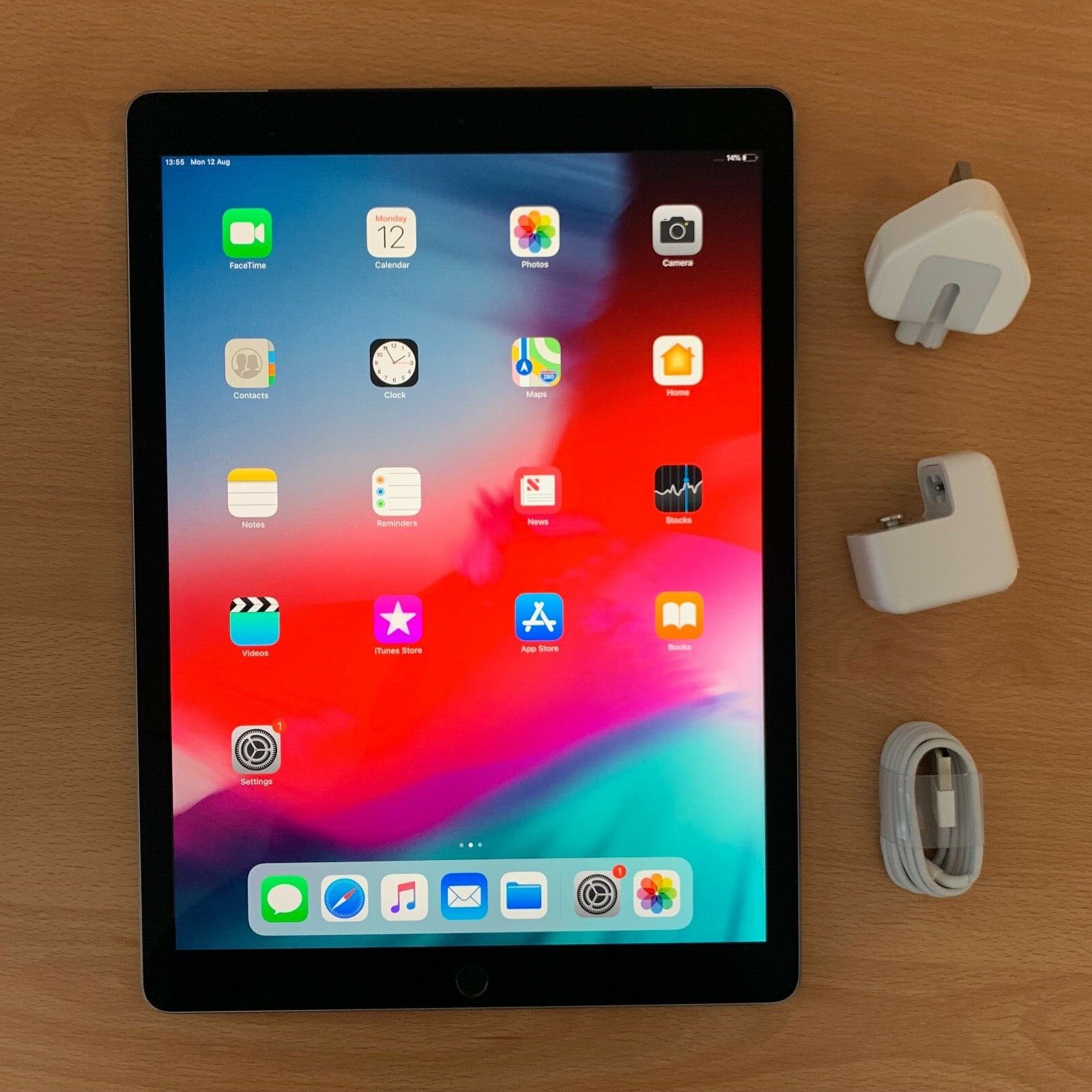 Apple iPad Pro 1st Gen. 256GB, WiFi + 4G (Unlocked), 12.9 in Space