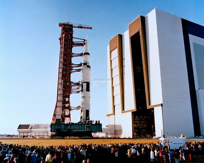 SPECTATORS WATCH APOLLO 16 SATURN V ROCKET LEAVE VAB - 8X10 NASA PHOTO (ZZ-922)