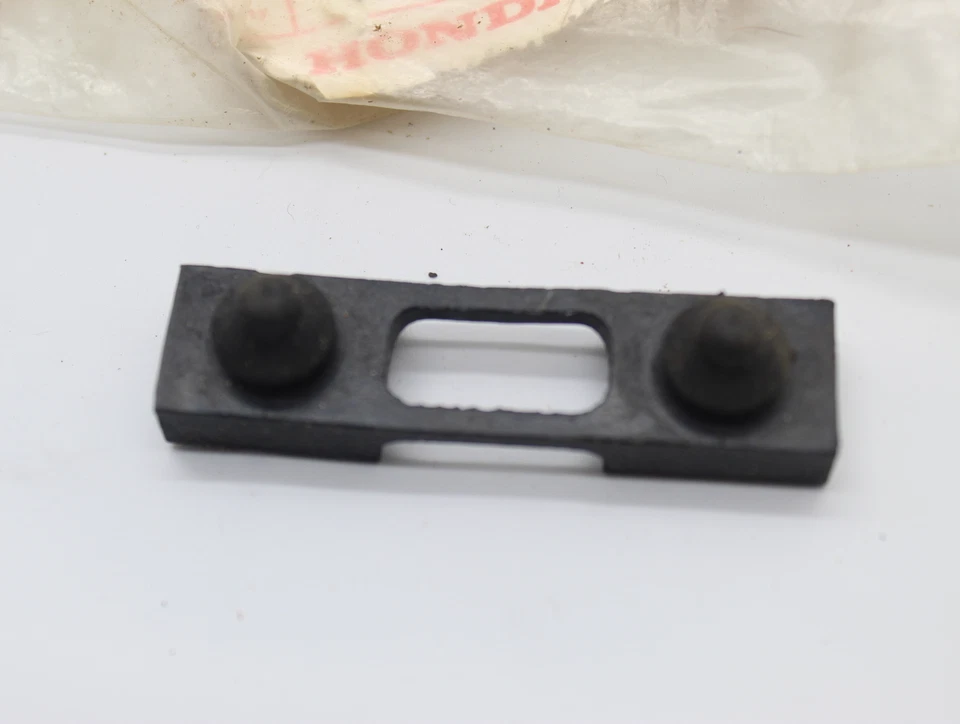 Honda Goldwing 1200 1986 maletero trasero centro goma 81118-MG9-770 Foto 4 de 4