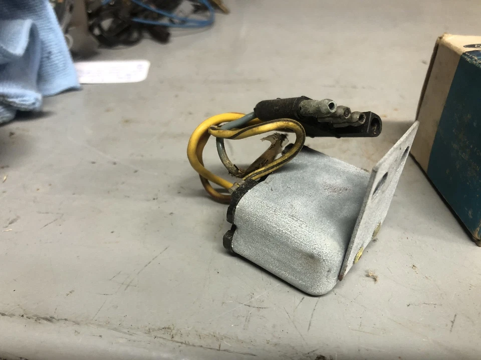 NOS 1967 福特 Thunderbird 右前停车灯警告指示器 继电器 全新 — 第 3/4 张图片