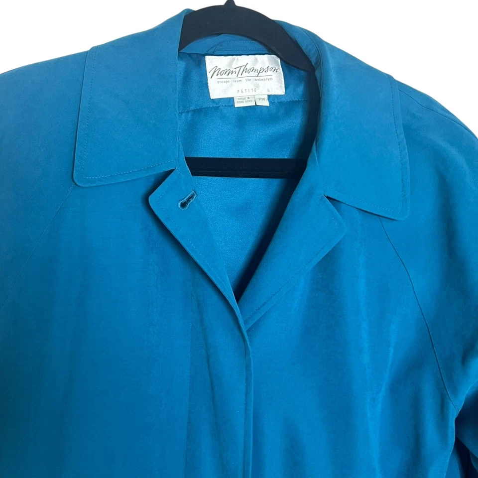 Gabardina larga vintage Norm Thompson Petite mediana azul verdoso con cinturón  Foto 2 de 4