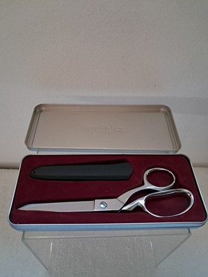 GINGHER SCISSORS SHEARS W/PROTECTIVE SLEEVE IN METAL TIN CHROME MEXICO EUC