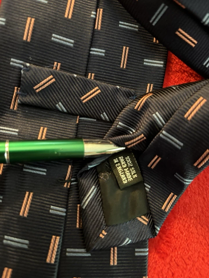 Corbata de seda azul marino Bullock & Jones con rosa y azul hecha en Inglaterra 3 5/8 x 58 usada en excelente estado Foto 4 de 4