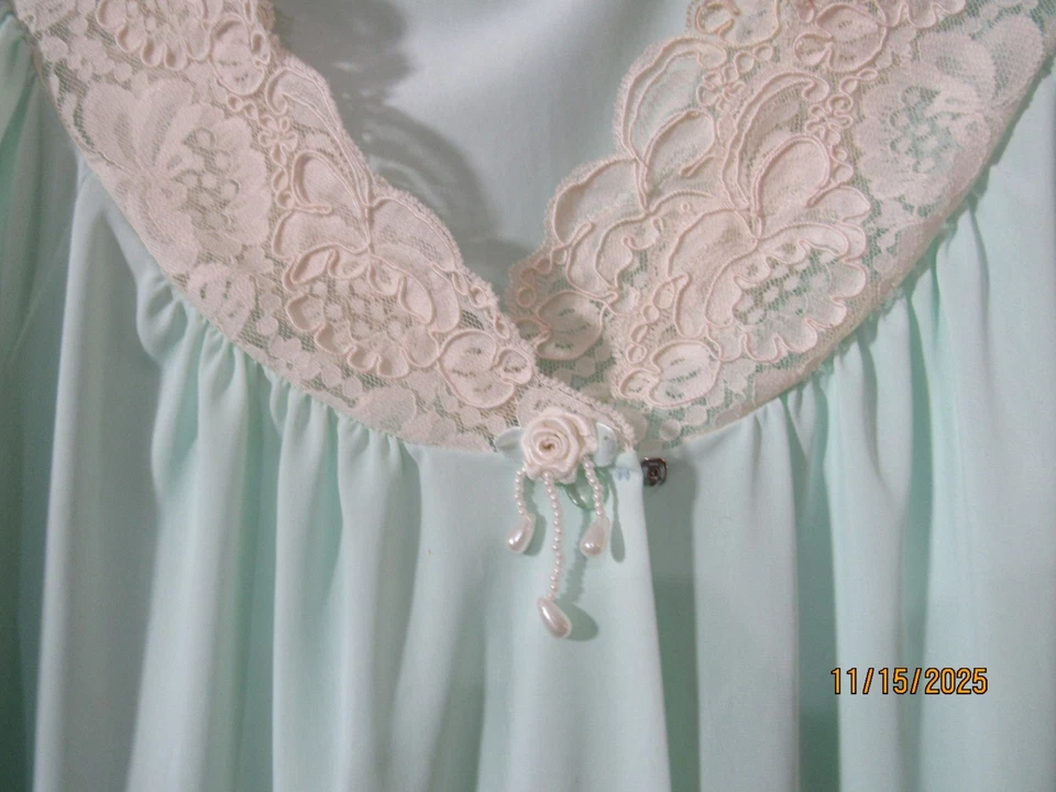 JUEGO CAMISÓN BATA SHADOWLINE PEIGNOIR VERDE MENTA CUENTAS DE ENCAJE L EN MUY BUEN ESTADO Foto 3 de 4