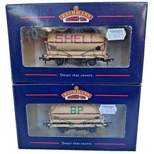 Pair Bachmann 37-679 14 Ton Tank Wagons BP 5075 boxed OO gauge VGC