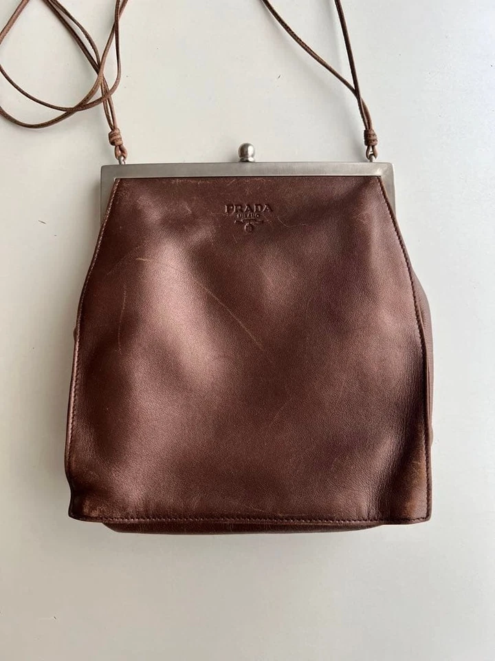 Bolso de hombro PRADA con marco de flores satinadas Kisslock mini bolsa cadena beige negro usado Foto 4 de 4