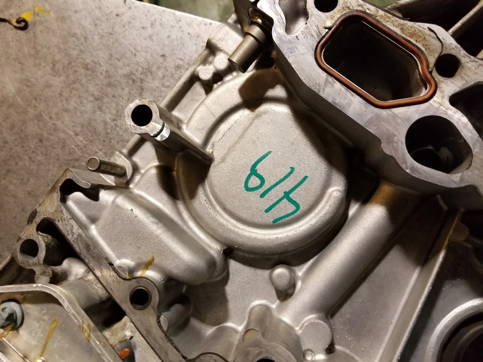 R6110151302 OEM 2005 Dodge Sprinter 2500 2,7 L cubierta de distribución del motor diésel Foto 3 de 4