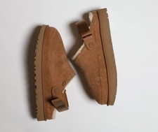 UGG Goldenstar Clog Size 9 in Chestnut Brown Suede