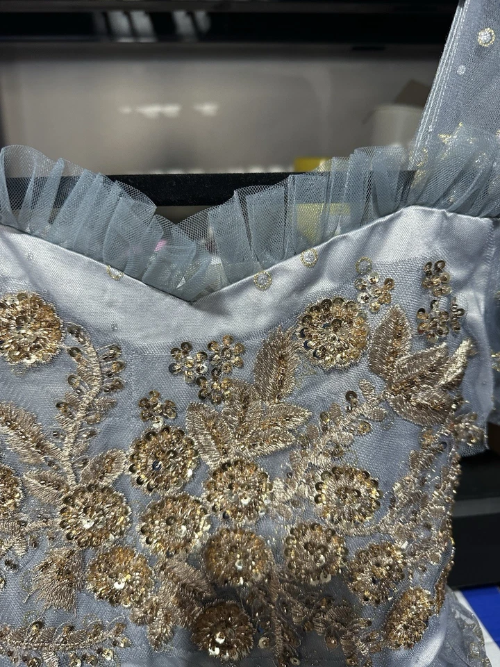 Vestido niña flor tul gris claro con lentejuelas doradas y adornos estrella. Foto 4 de 4