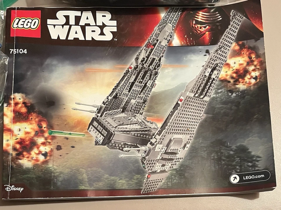 LEGO Star Wars: Kylo Ren's Command Shuttle (75104) - Image 2 of 4
