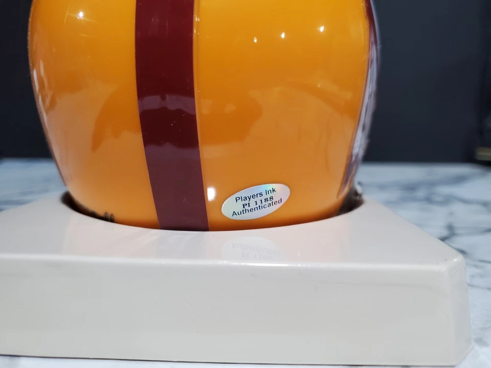 Mini capacete Larry Brown ASSINADO Redskins duas barras Throwback 1972 MVP CERTIFICADO DE AUTENTICIDADE - Imagem 4 de 4