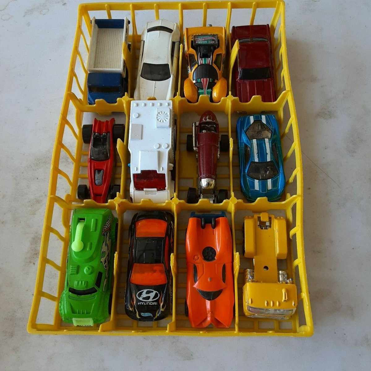 Lot De 24 Hot Wheels 1:64 Avec Valise De Transport - Mix Modèles Et Années