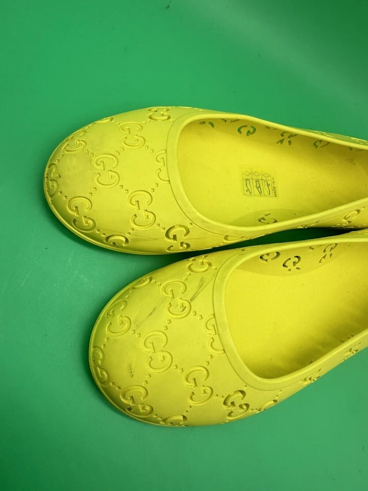 Zapatos planos de ballet de ácido amarillo sin cordones de goma con logotipo Gucci GG para niñas Foto 4 de 4