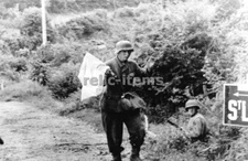 WW2 PICTURE PHOTO US SOLDIERS RECEIVE GERMAN SOLDIER SURRENDER 6996