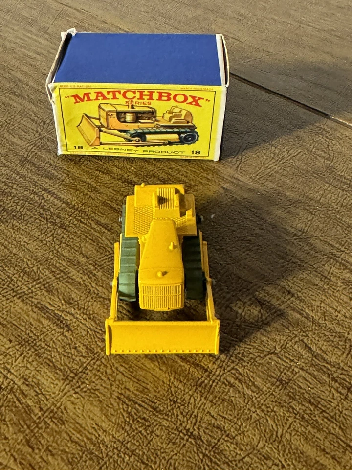 Matchbox 1961 Caterpillar Bulldozer MB 18 with Box. Tracks Frozen Don’t Move. - Image 2 of 4