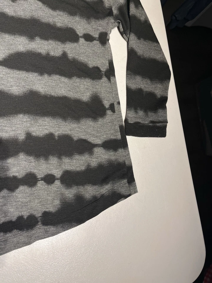 Suéter ALEMBIKA Para Mujer Pequeño Negro Gris Kai Tie Dye Cuadrado Tejido Botón Top Poli Foto 4 de 4