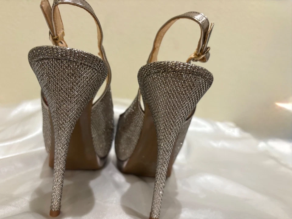 Nuevo salón Guess para mujer con plataforma al tobillo plateado brillante talla 7 punta abierta Foto 4 de 4