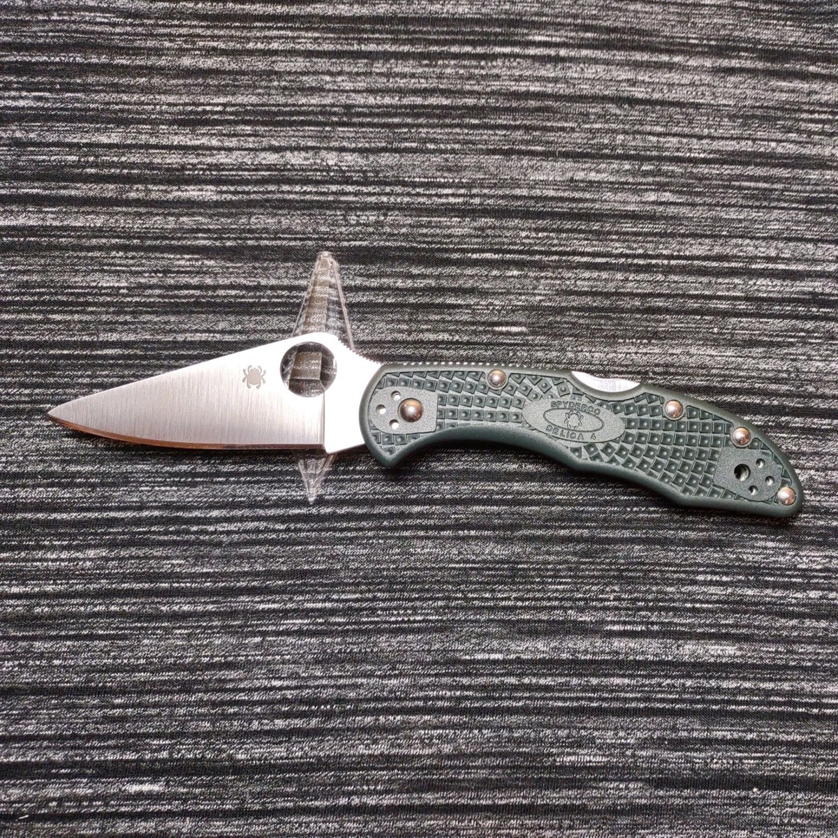 Spyderco Delica 4 FRN Folding Knife British Racing Green ZDP Spyderco Delica 4 FRN Folding Knife British Racing Green ZDP