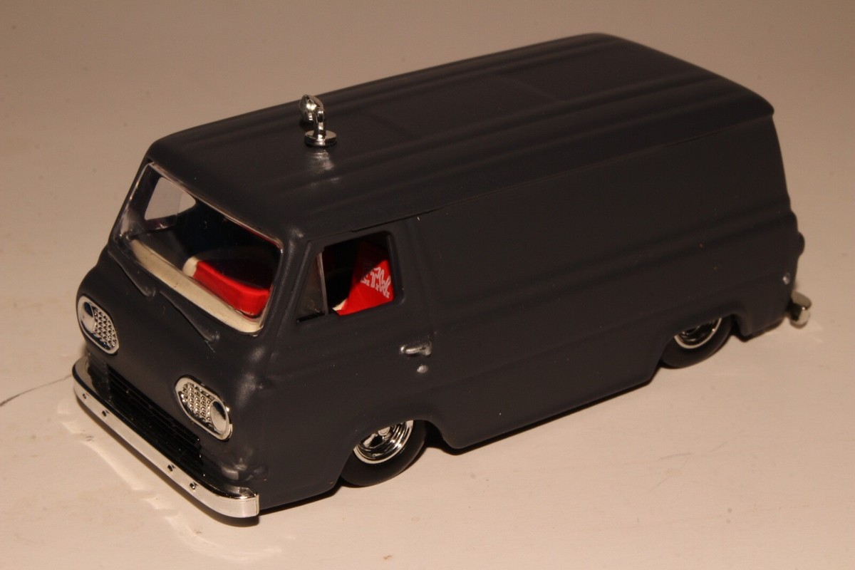 MUSCLE MACHINES FORD ECONOLINE VAN, BLACK 