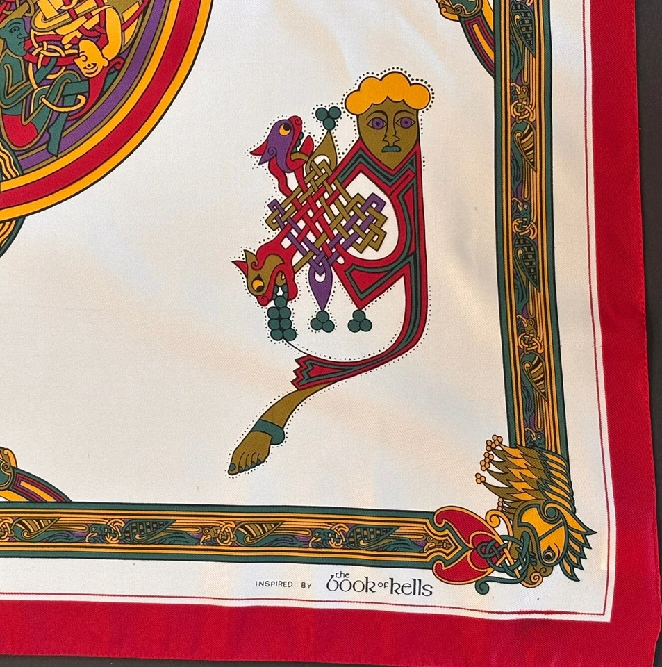 ВИНТАЖНЫЙ ШАРФ ИЗ 100% полиэстера с красной отделкой по мотивам Келлской книги 26 дюймов кв. - Изображение 3 из 4