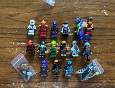 LEGO NINJAGO Minifiguren Konvolut gemischt mit Zubehör/Waffen