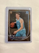2025-26 Bowman Chrome #254 Kon Knueppel Reptilian Refractor Rookie (RC) Hornets