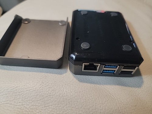 Used Raspberry Pi 4B in Argon NEO Case - Unknown GB RAM - 16 GB Micro SD Card - Afbeelding 3 van 7