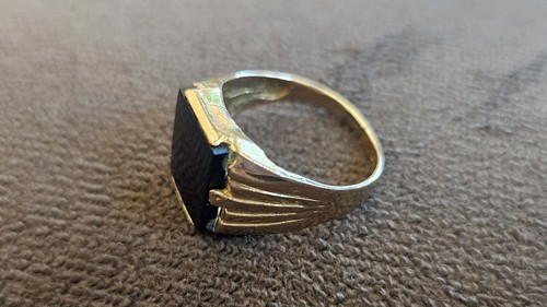 Men's Elegant Black Onyx Ring, 10k Yellow Gold, Size 7.5, 4 Grams - Picture 2 of 6