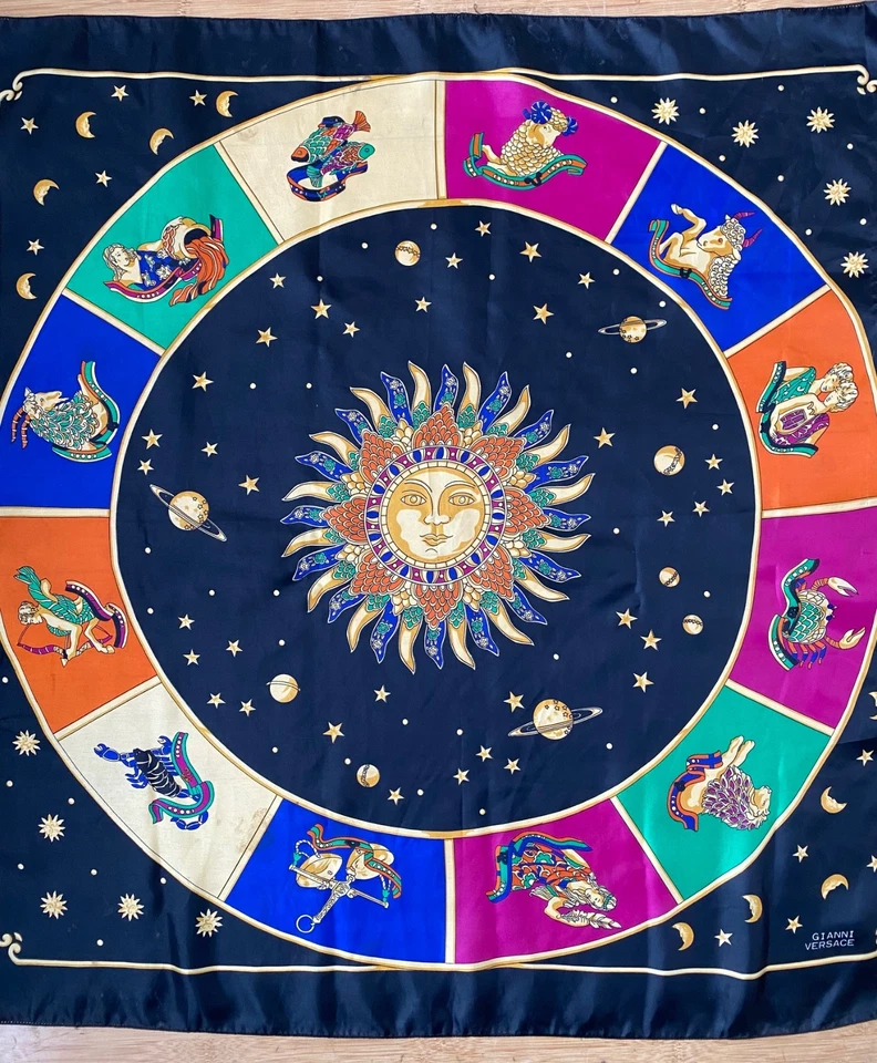 Cachecol de seda Versace Zodiac vintage dos anos 1980 com design celestial preto roxo azul - Imagem 3 de 4