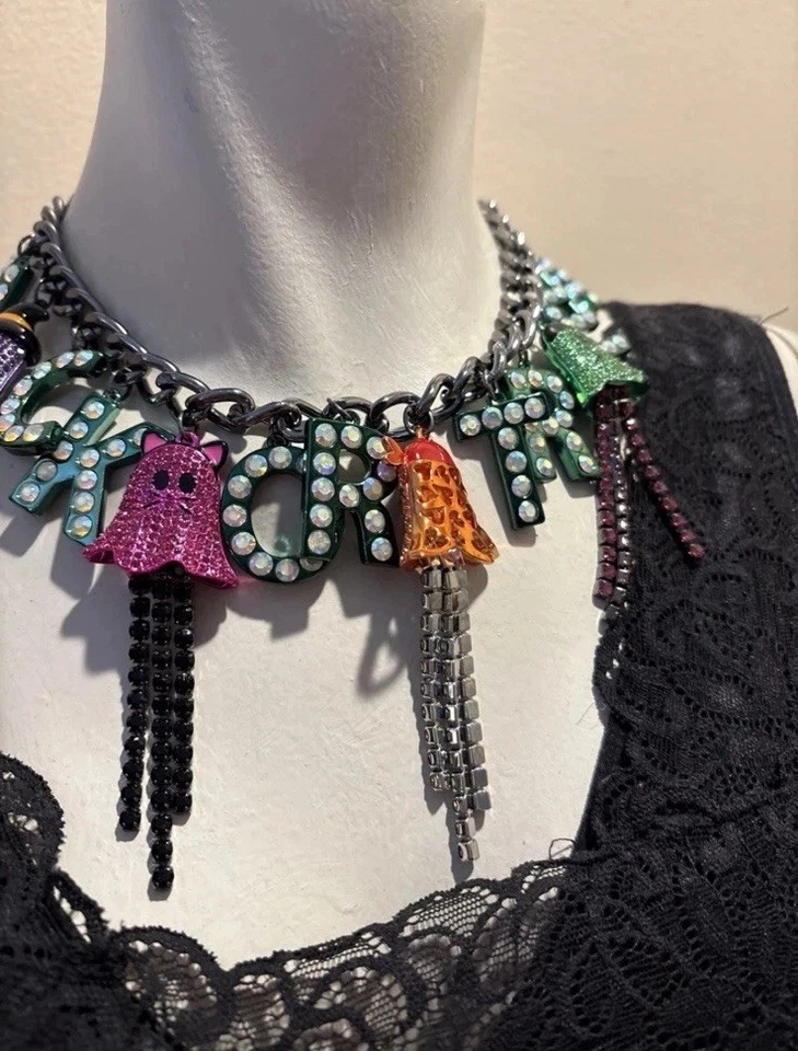 NOVO COM ETIQUETAS COLAR DECLARAÇÃO TRUQUE OU TRUQUE DE HALLOWEEN BETSEY JOHNSON US$ 248 - Imagem 4 de 4