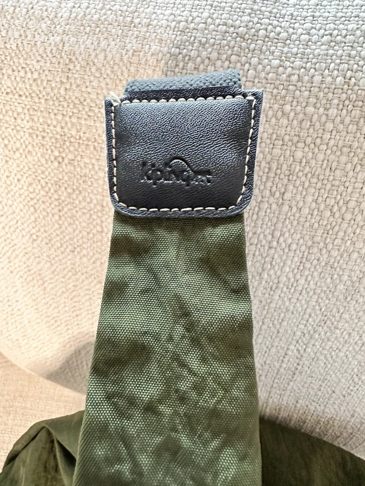 Bolso Kipling Arrugado Verde Oliva Nylon Mochila Bandolera Correa Ajustable Foto 3 de 4