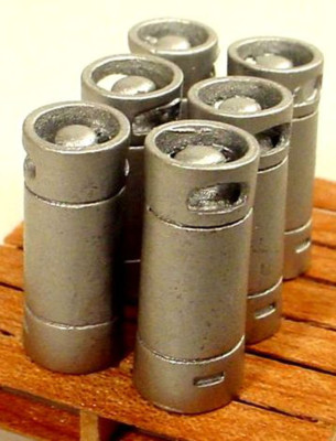Soda Canister Miniatures (6) w Premium Pallet 1/24 Scale G Scl Diorama Items