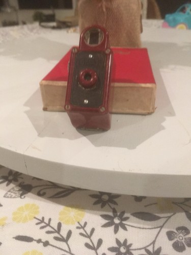 COLLECTABLE CORONET MIDGET 16MM VINTAGE CAMERA RED BAKELITE RARE 1930S