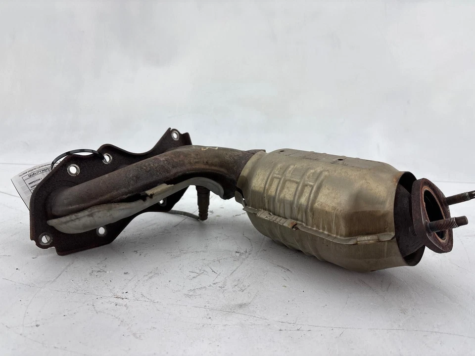 Toyota Sienna 2011-2016 tracción delantera motor 3,5 L colector de escape trasero lado derecho OEM. Foto 2 de 4