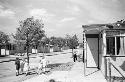 Dockland Houses Isle of Dogs Families set up home in pre-fabricate- Old Photo 2