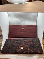 Pochette Vintage Bordeaux con Pizzo Nero e Specchio Elegante Bottoni