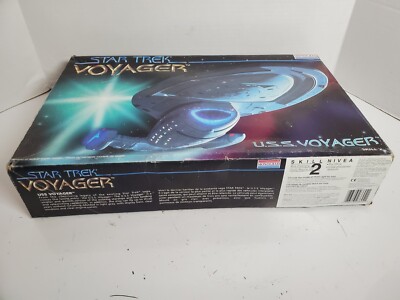 Monogram Star Trek Model Skill 2 USS Voyager 1995 3604 for