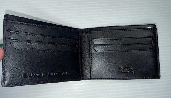 NUEVA CARTERA RVCA DE CUERO NEGRA CON ESCUDO PARA HOMBRE Foto 3 de 4