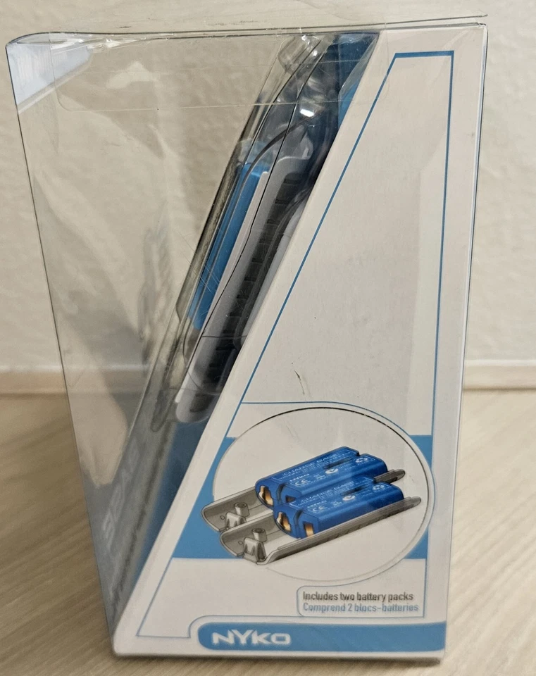 RARE NYKO NINTENDO GLOWS MAGNETICALLY CHARGER BASE & 2 NINTENDO Wii CONTROLLERS - Image 4 of 4