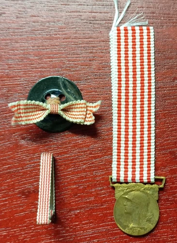 WAR COMMEMORATIVE MEDAL 1914-1918 in discount + 02 Reminders