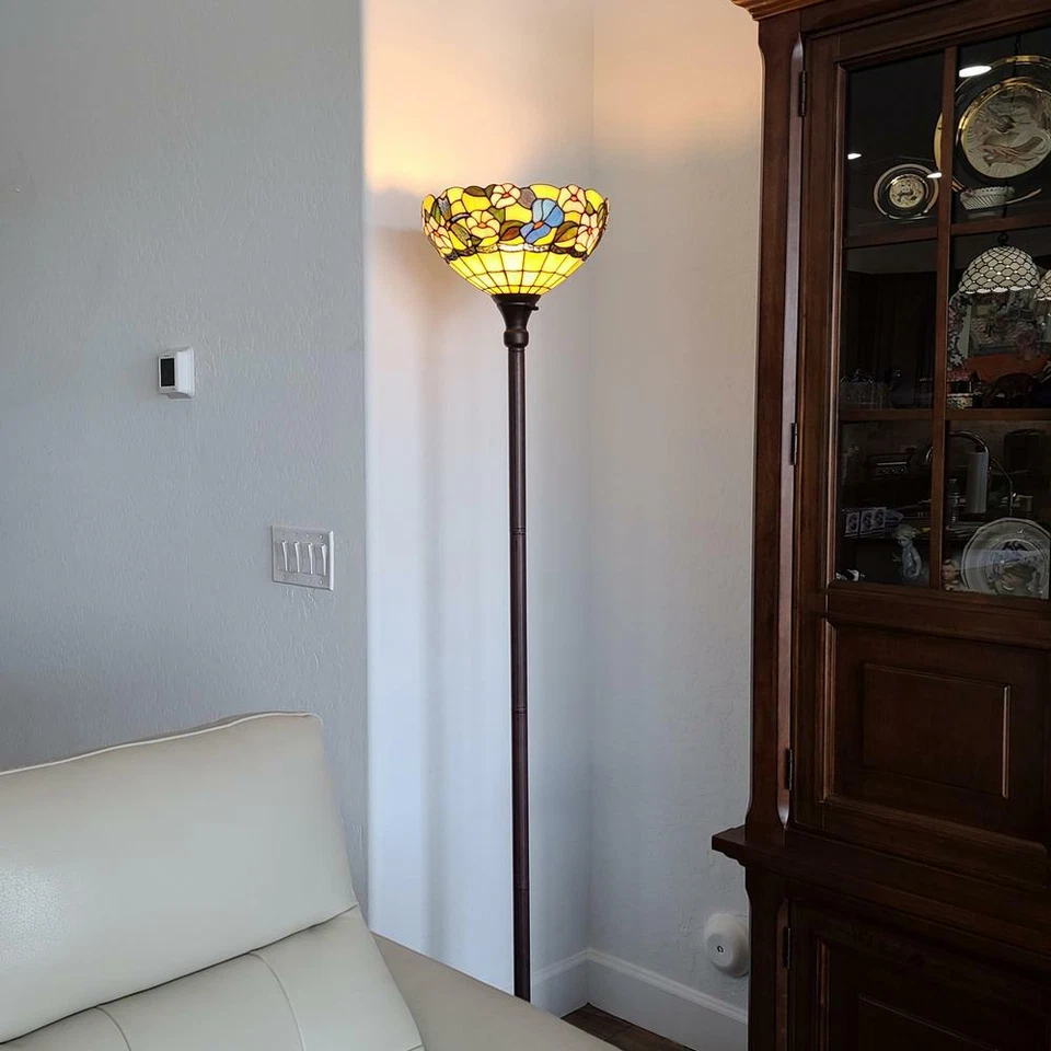 Lámpara de pie Amora Lighting antorcha luz ascendente estilo Tiffany colibríes florales Foto 3 de 4
