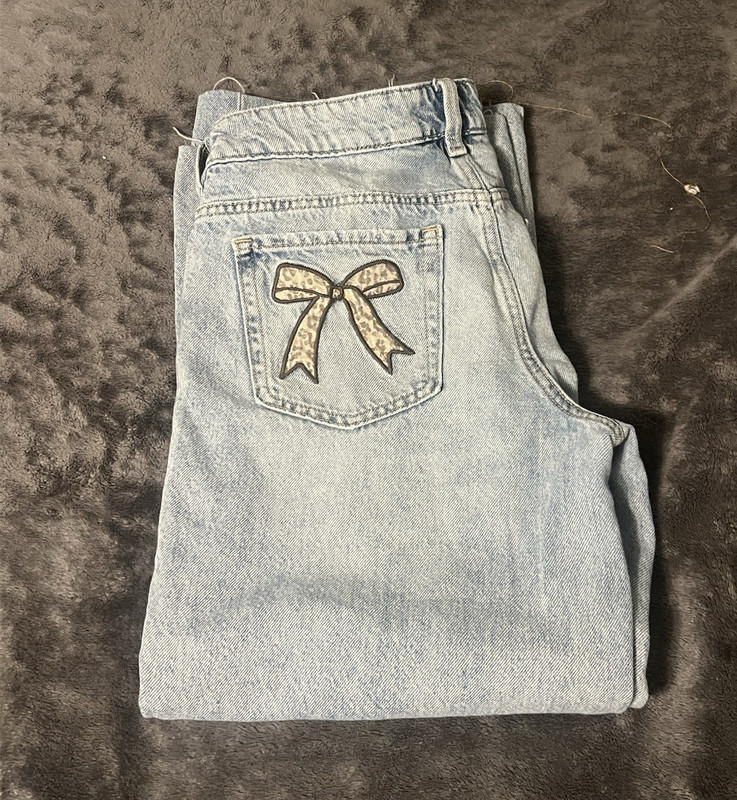 Women's Straight Light Wash Blue Denim Jeans Embroidered Bow Back Pocket Sz 2