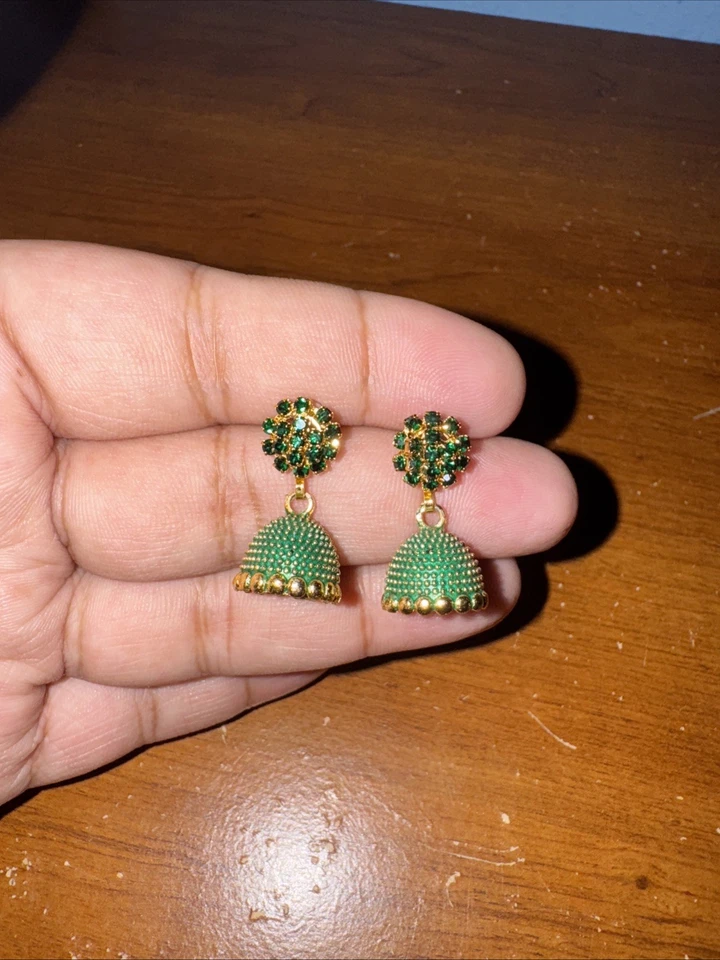 Mujer India Pequeño Jhumki  Foto 2 de 3